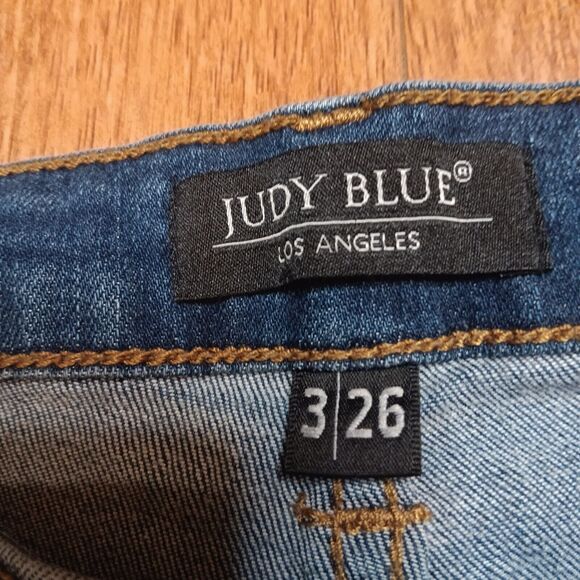 Judy Blue Women's 3/26 Distressed Destroyed Medium Wash Boyfriend Fit Jeans - Picture 4 of 7